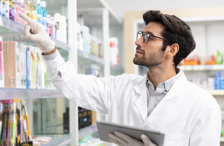 Il giovane farmacista.fa02dfa9a3b04ec2ae6c2a8e00887c40 741x483